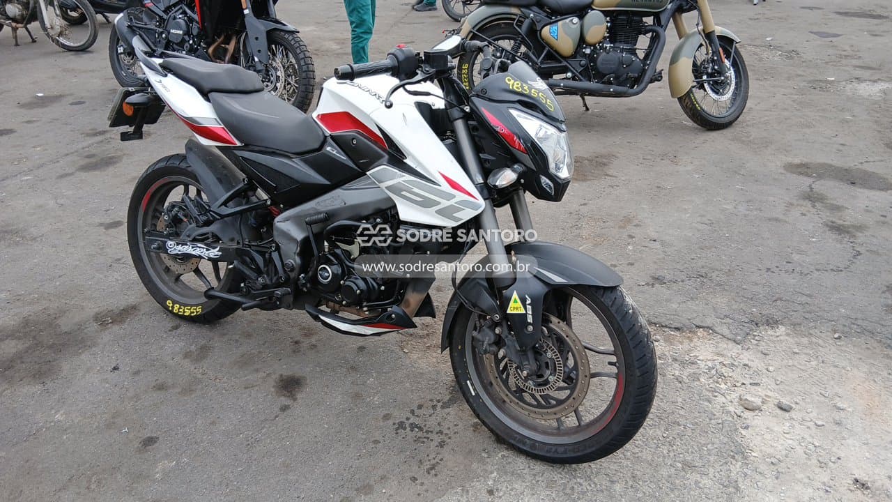 Bajaj Dominar D160 2025, branca