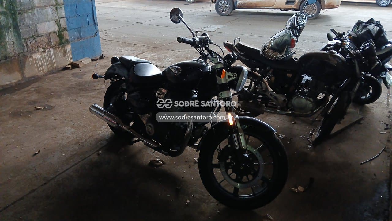 Royal Enfield Super Meteor 650 2025, preta