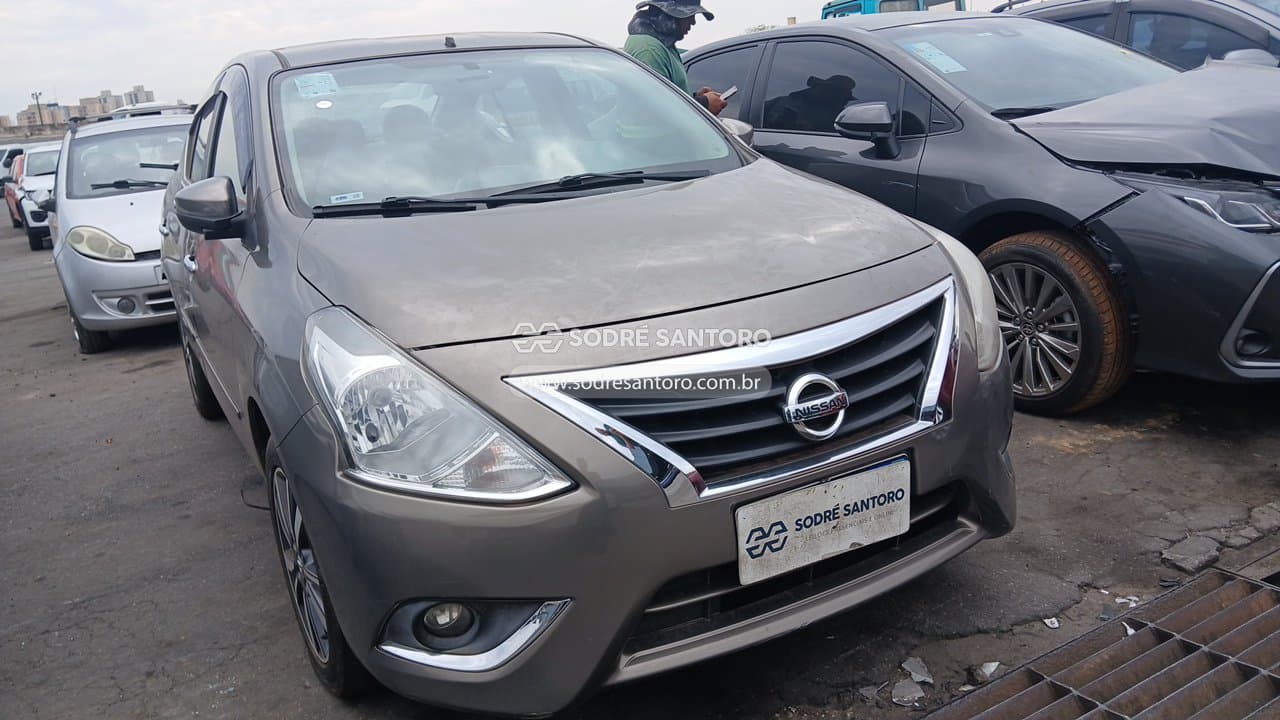 Nissan Versa 2020, cinza