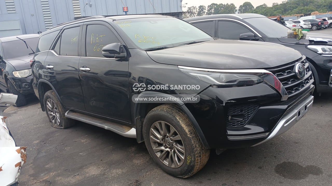 Toyota Hilux 2022, preta