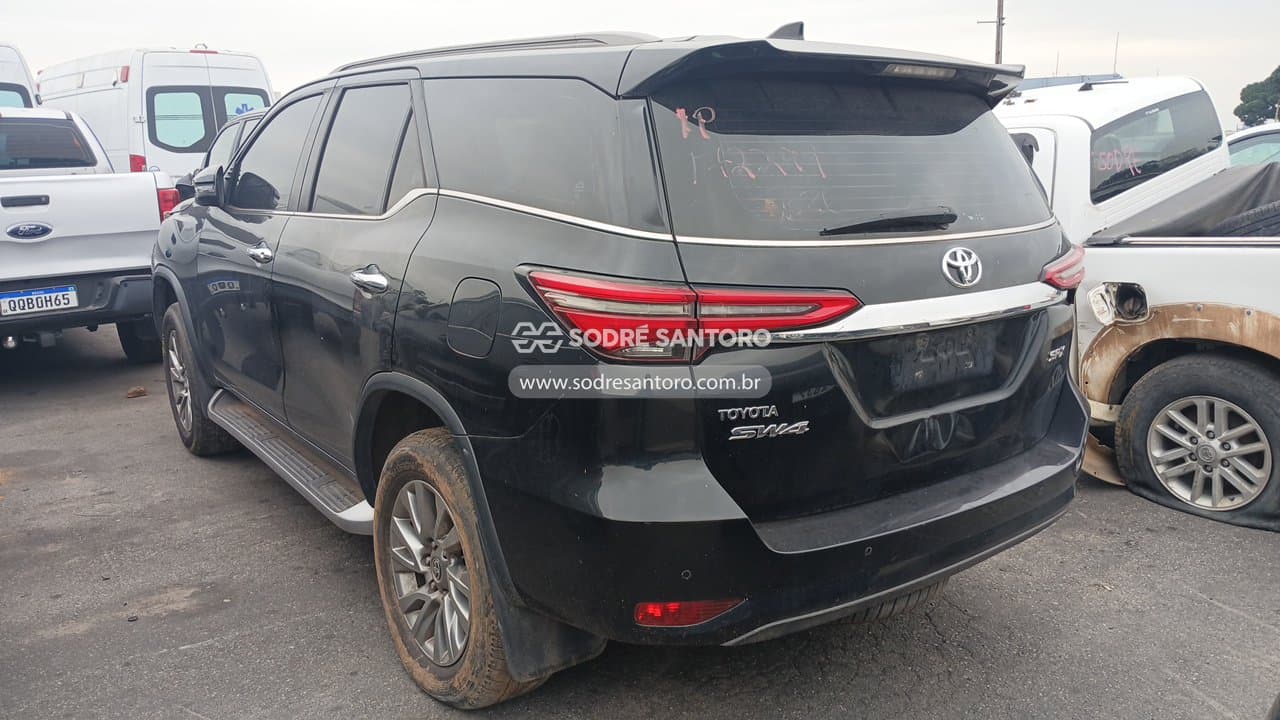 Toyota Hilux 2022 — foto 2