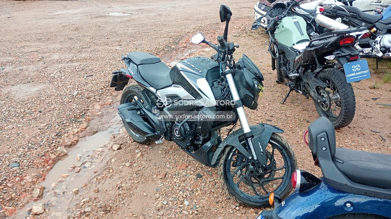 Bajaj Dominar D250 2025, cinza