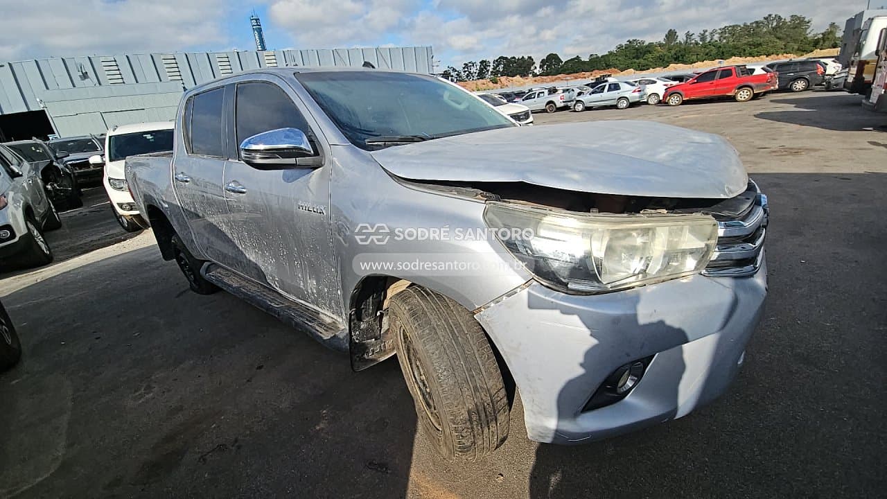 Toyota Hilux 2022, prata