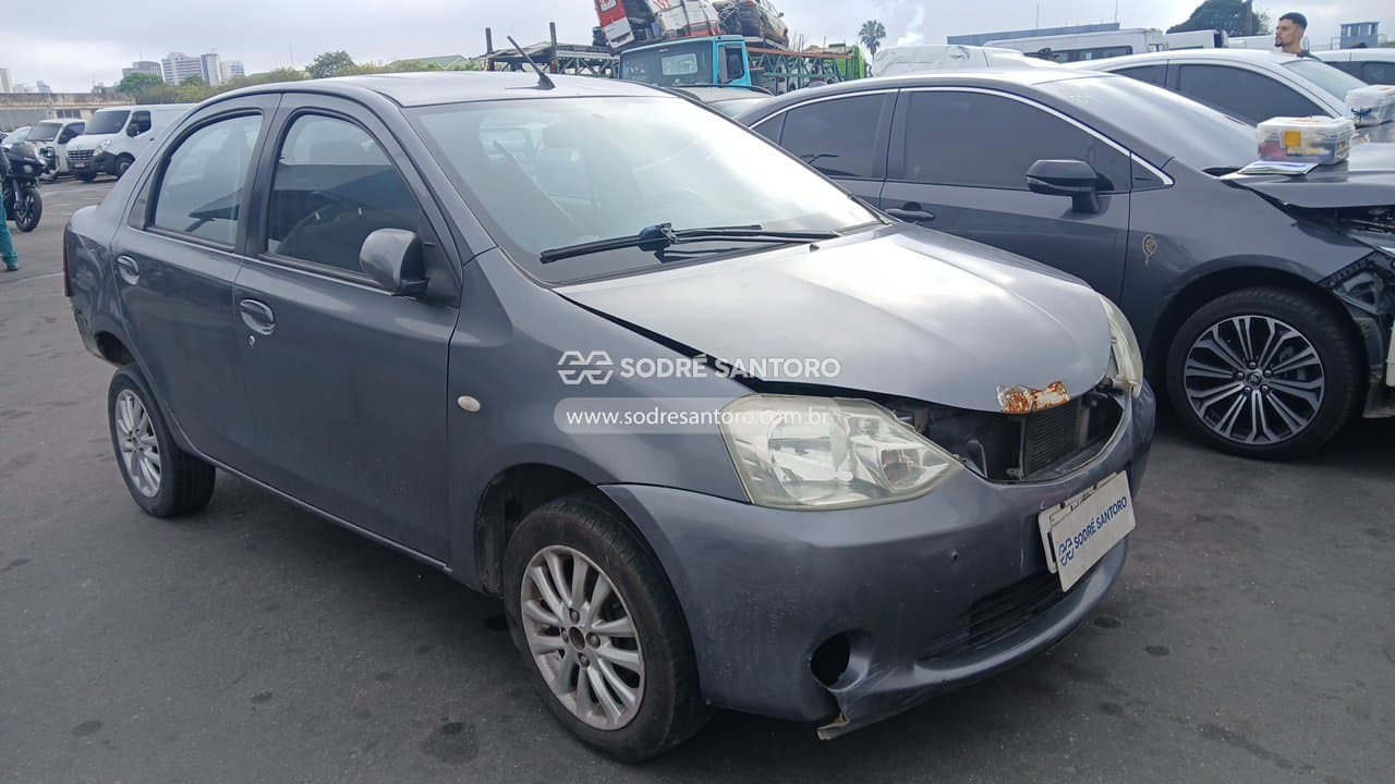 Toyota Etios Sd Xls 2013, cinza