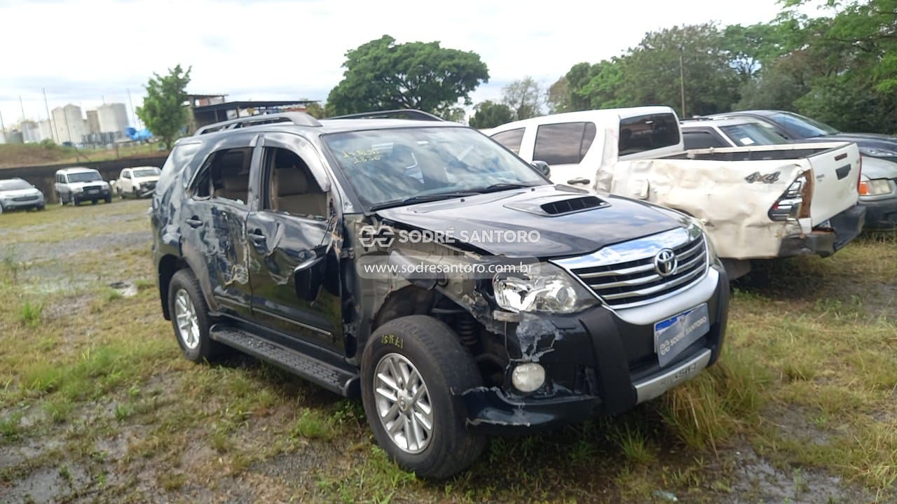 Toyota Hiluxsw4 Srv4x4 2013, preta