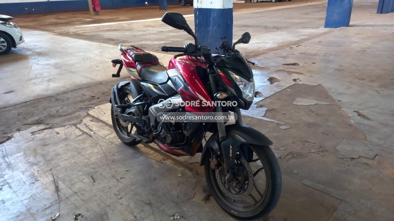 Bajaj Dominar D160 2025, vermelha